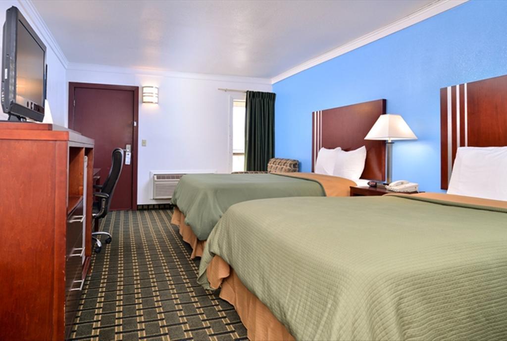 Executive Inn Edmond Room photo